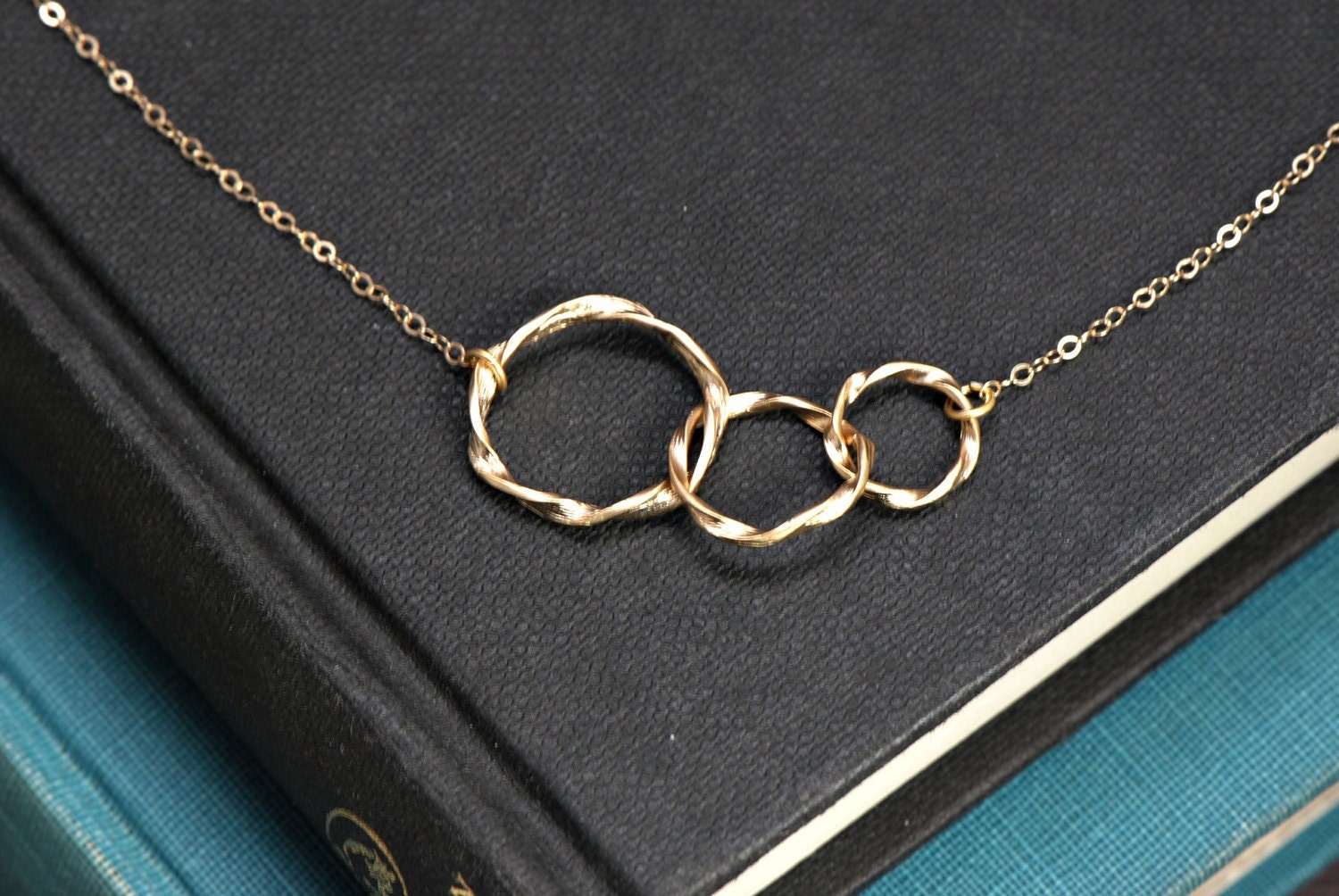 Triple Ring Circle Necklace,14k Gold Filled Necklace, Simple Everyday Jewelry, Symbolic, Mother and Children, Family Necklace