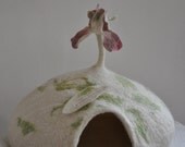cat-cave "Iris bloom"