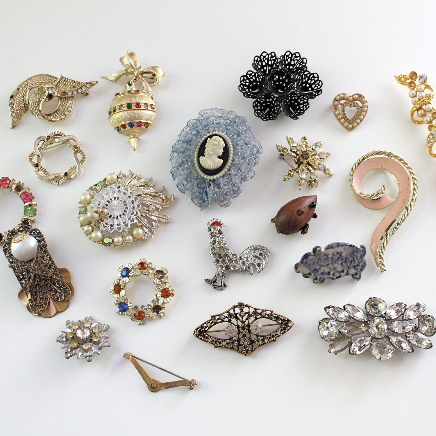 Lot of 20 Vintage Brooches Repurpose Destash Craft Vintage Jewelry Mixed Media Supply
