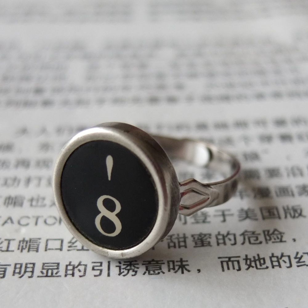 Typewriter key ring - the vintage key '8