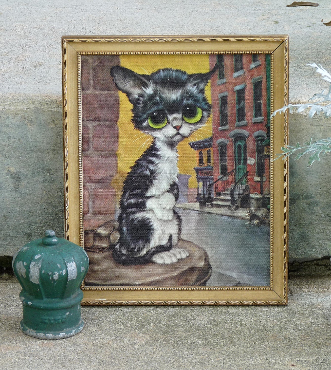 Vintage Gig Pity Kitty Nice Condition Grey Tabby Cat City Street Scene