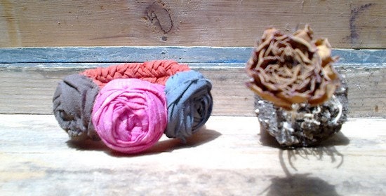 Bracelet. Coma is red rosettes. Three wheels BRAID