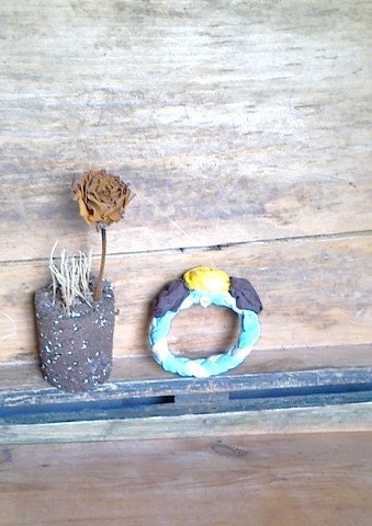BRACELET. KNITTED BRAID. Three rosettes