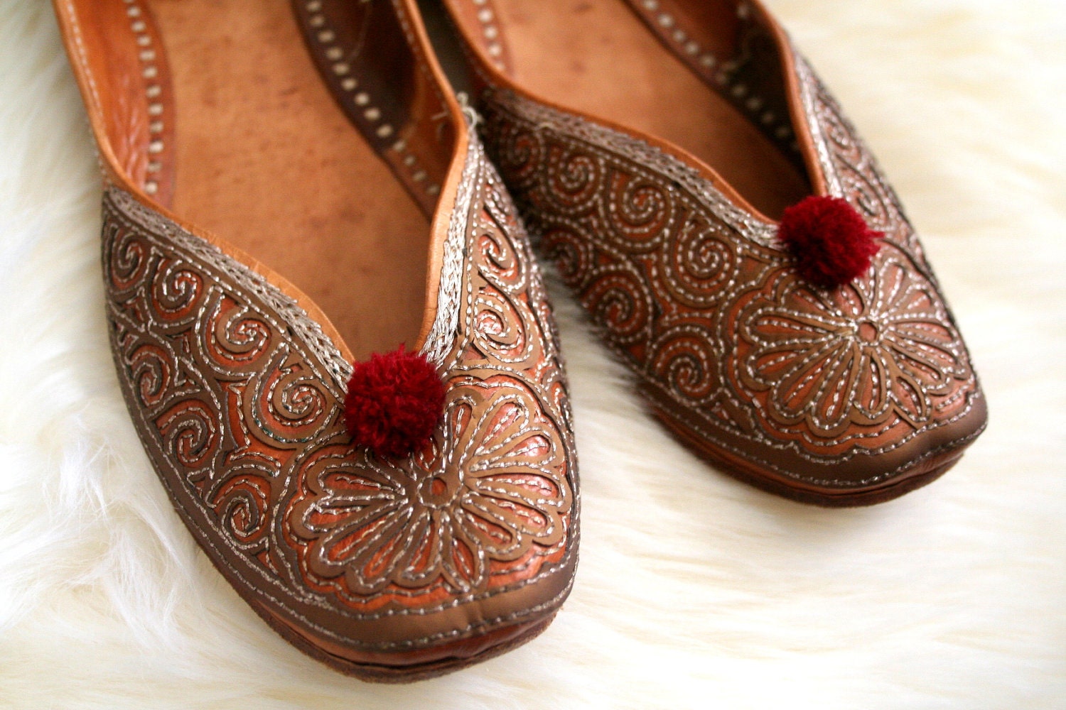 vintage MOROCCAN SLIPPERS embroidered flats BOHEMIAN tan leather . ladies 8.5 - 9