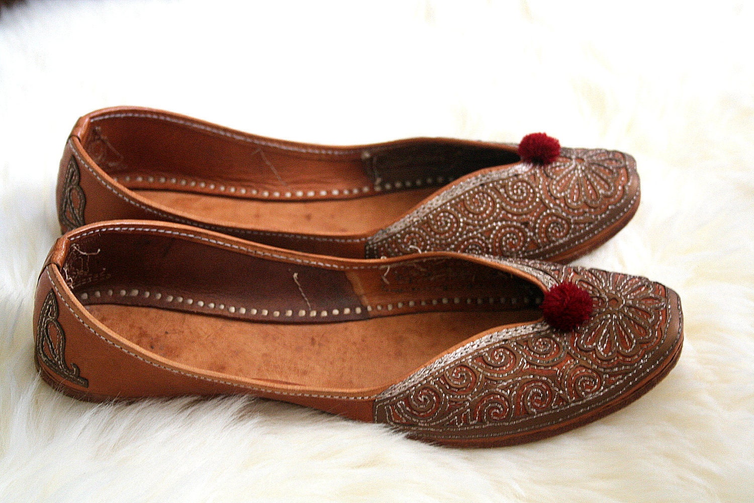 vintage MOROCCAN SLIPPERS embroidered flats BOHEMIAN tan leather . ladies 8.5 - 9
