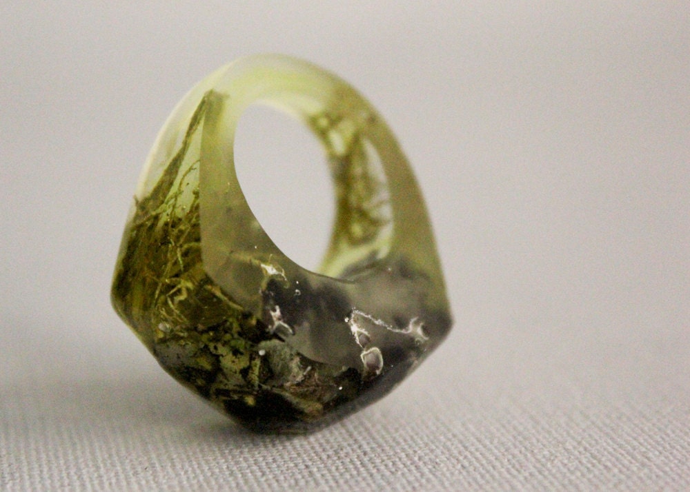 Lichen and moss eco resin ring with soft rectangular facets.