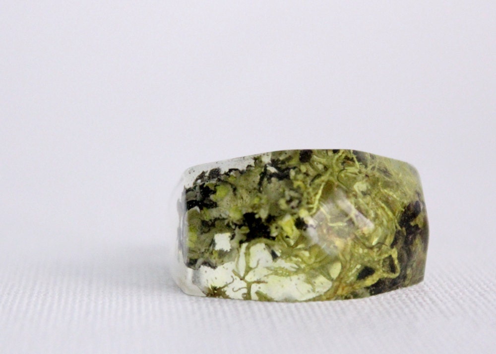 Lichen and moss eco resin ring with soft rectangular facets.