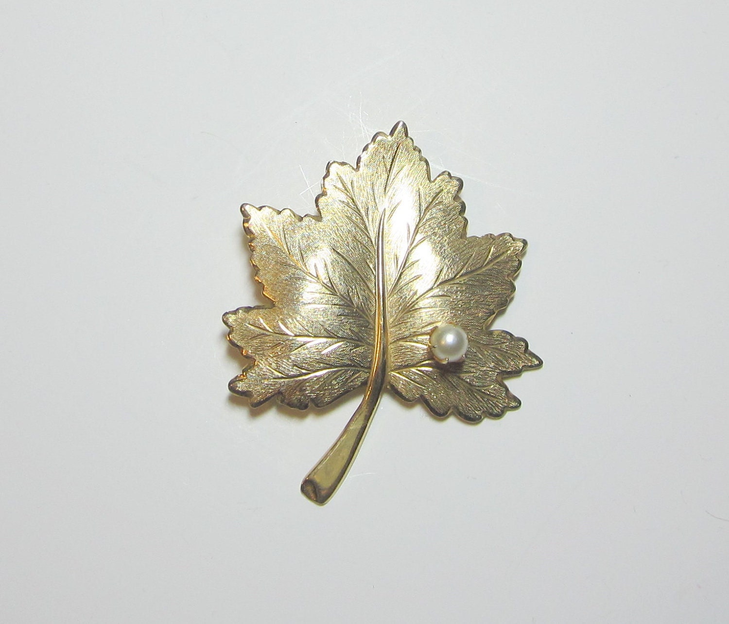 Sarah Coventry Maple Leaf with Pearl Brooch Pin Vintage Gold Metal