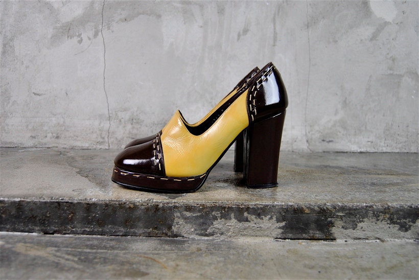 vintage shoes, 1970's patent leather oxford platform shoes, yellow and brown, perforated capped toe, size 6, 36