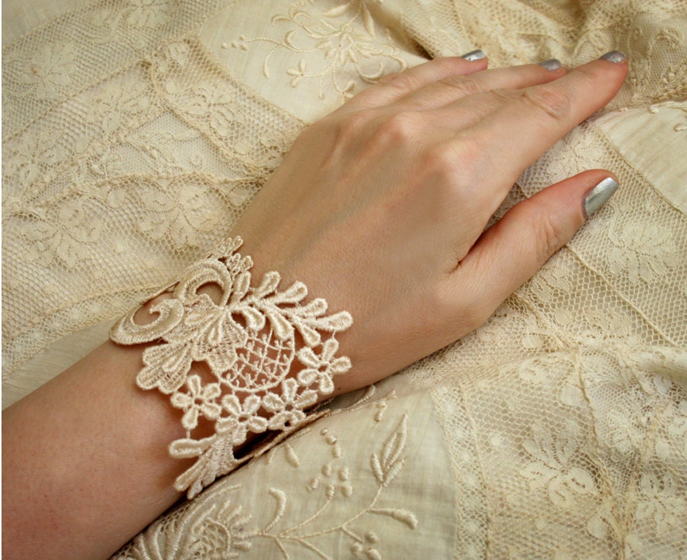 lace bracelet cuff -NONI- (vintage blush)