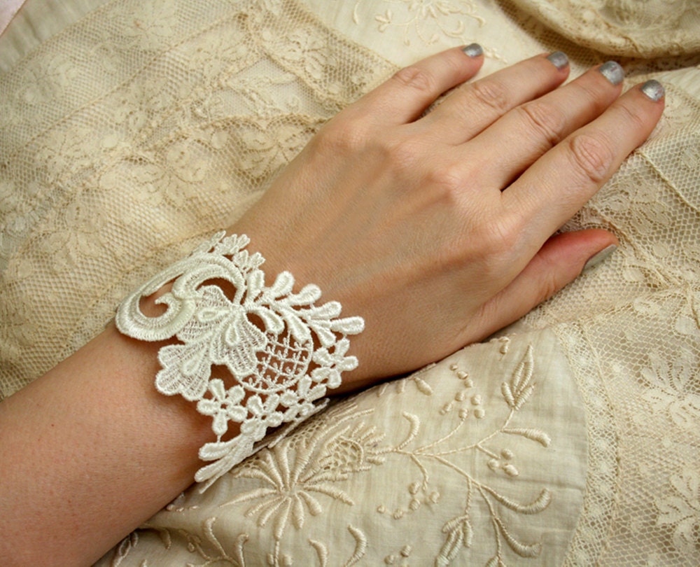 lace bracelet cuff -NONI- (vintage white)