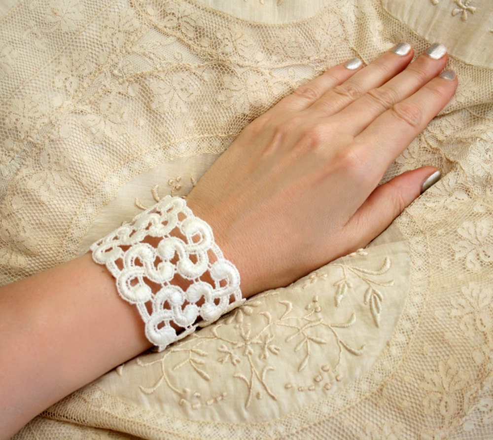 lace bracelet cuff -AARON- vintage white
