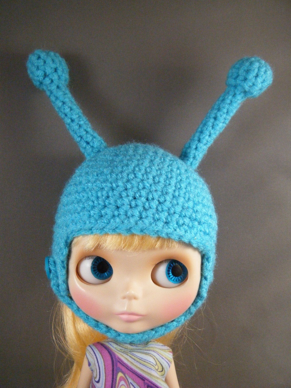 Electric Blue Alien Helmet for Blythe