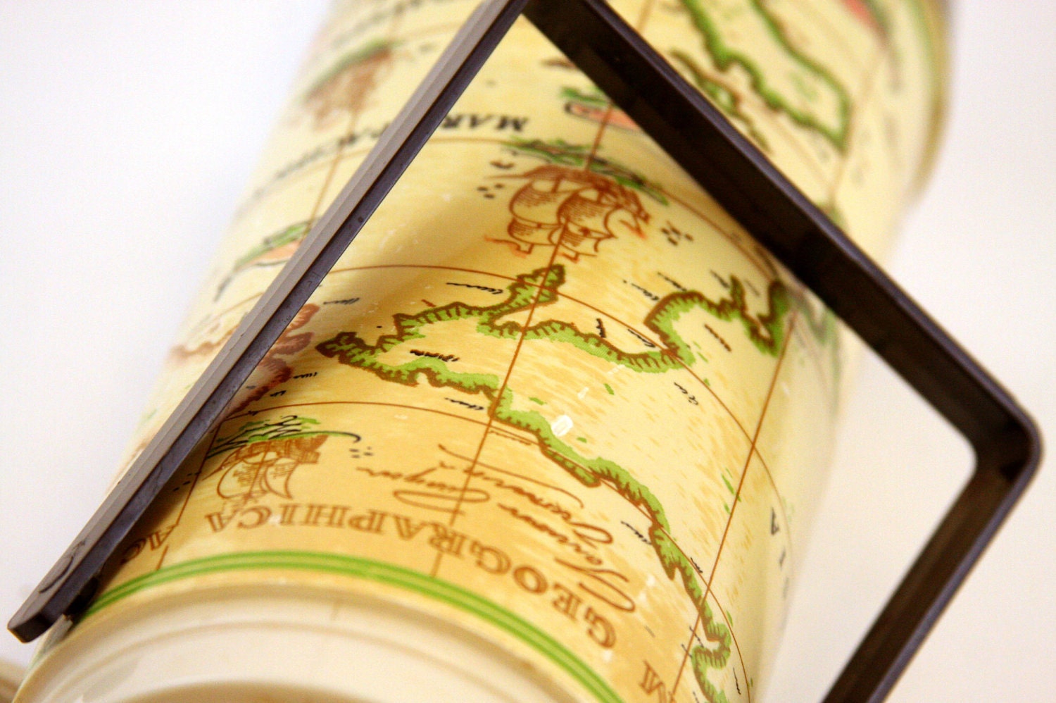 Vintage Aladdin Thermos in Wolrd Map design
