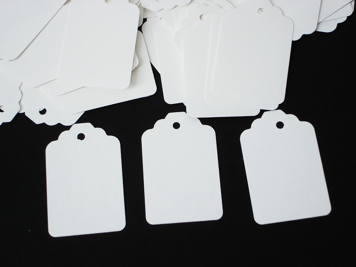 25 Medium White Price Gift Tags - No399