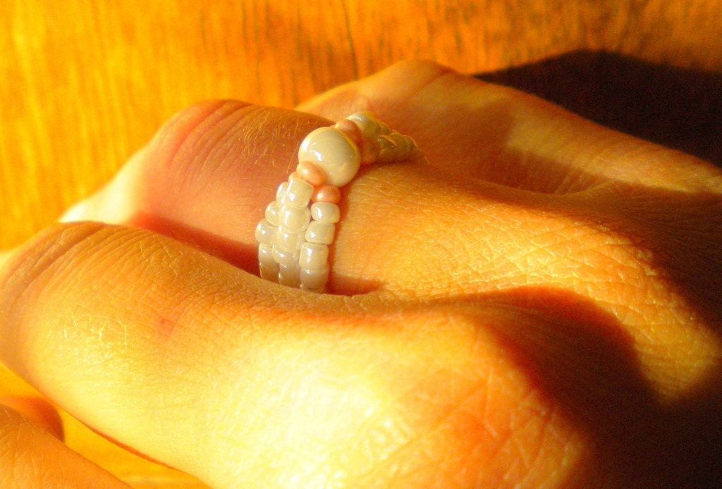 Beaded ring - white pink stretch