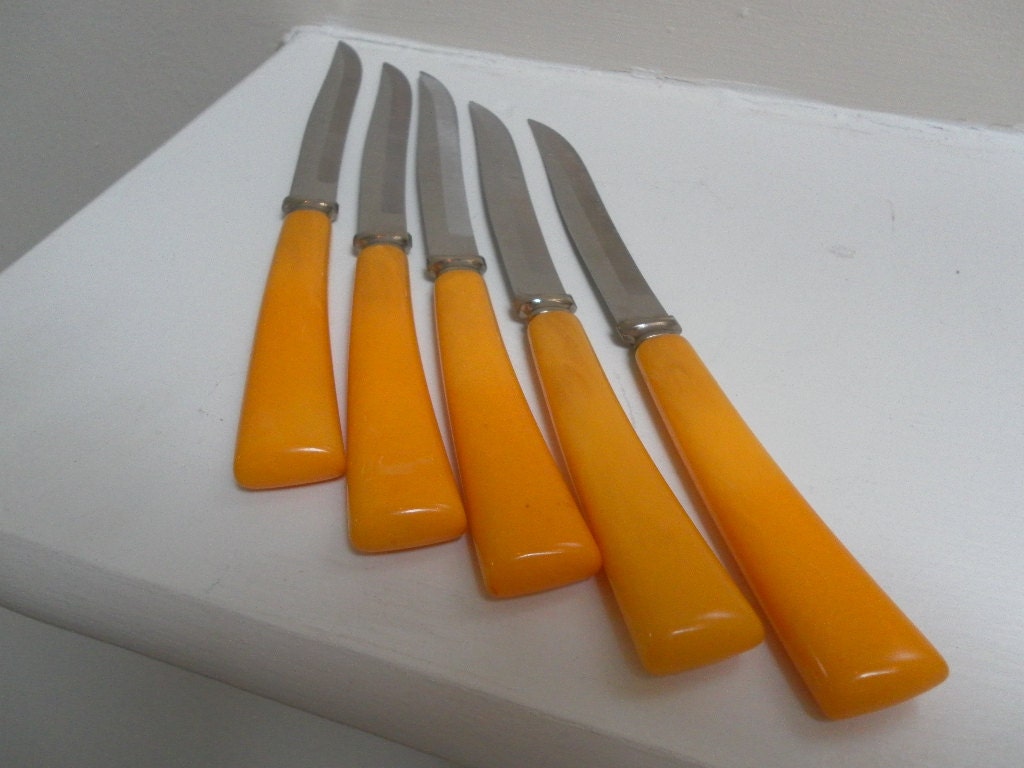 Vintage Retro Butterscotch Handled Knives set of Five
