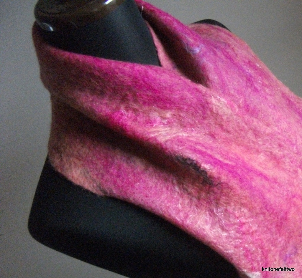 Handfelted light pink and purple Wool Scarf 'Mystical Pink'