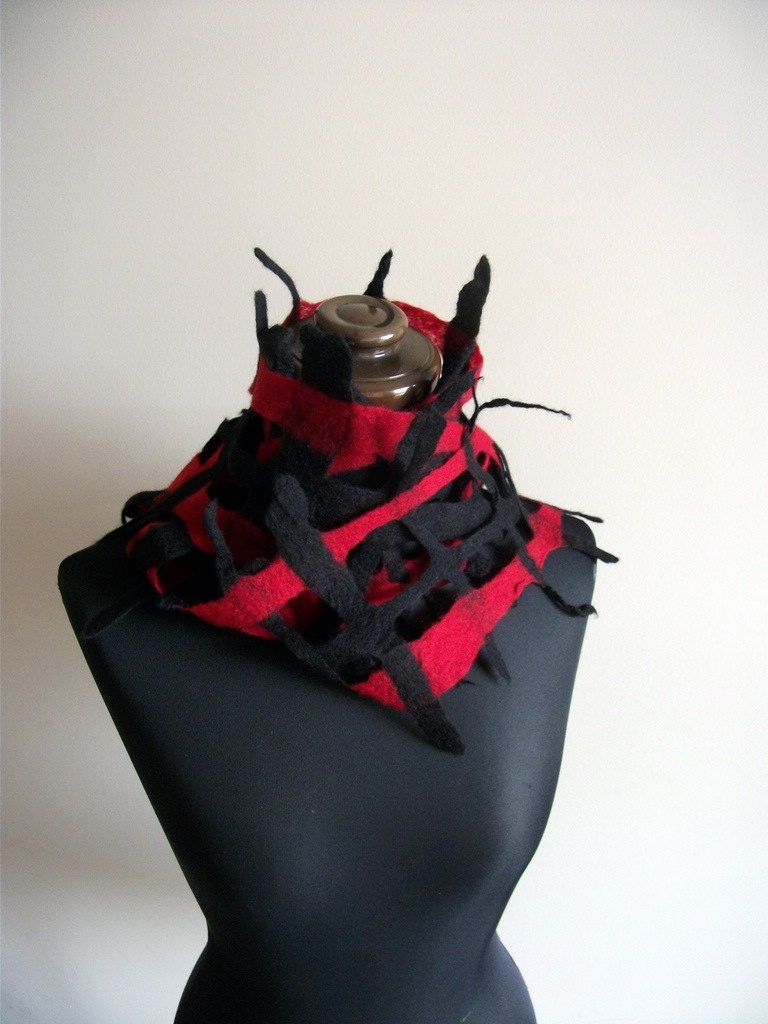 Handfelted Black and Red Merino Wool Lattice Scarf 'Orient'