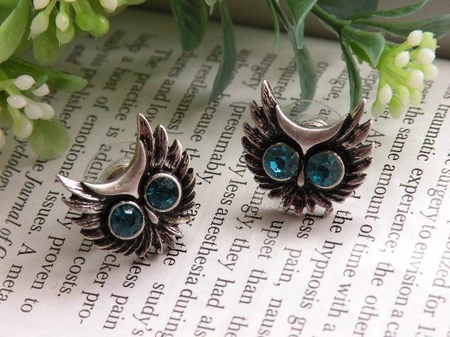 Pretty retro silver owl head with blue crystals eyes stud earrings vintage style E1