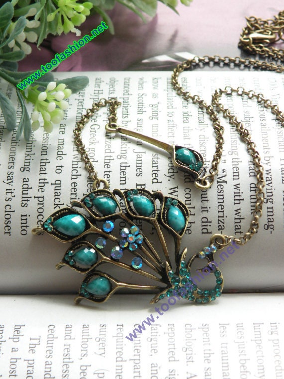 Pretty retro copper blue crystals expanding feathers peacock with one feather necklace pendant vintage style 2