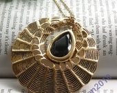 Pretty retro gold round pendant necklace vintage style