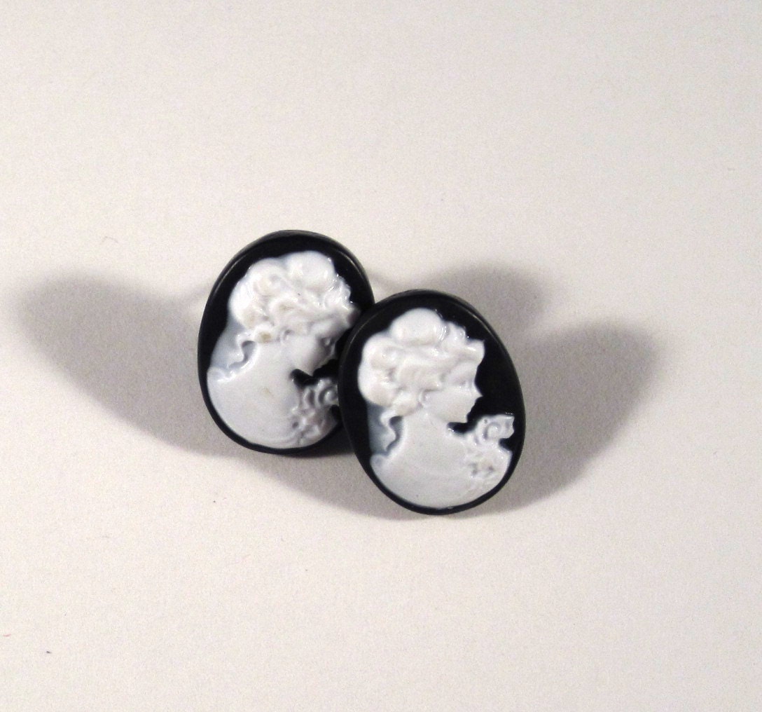 Retro Victorian Cameo Elegant Profile Earrings