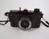 Vintage Camera Bakelite 1940s or 50s Fed-Flash Camera
