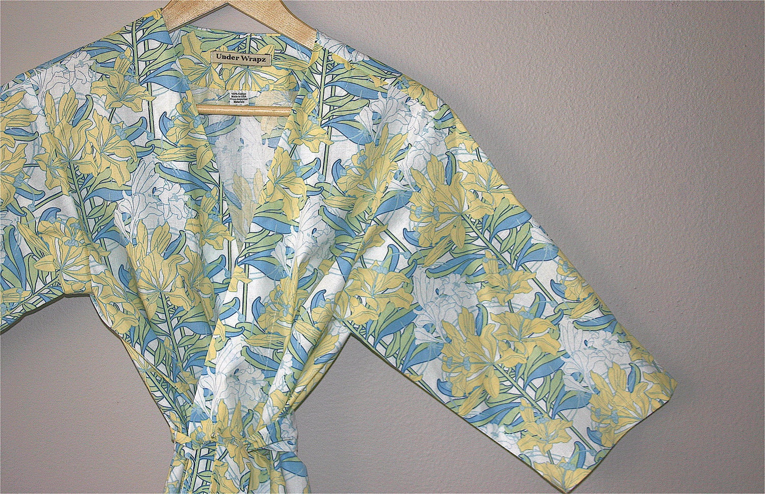 Womens Kimono Robe. Bathrobe. Robe. Bridesmaid Gift Robe. Yellow & Blue Flowers.  Knee Length.