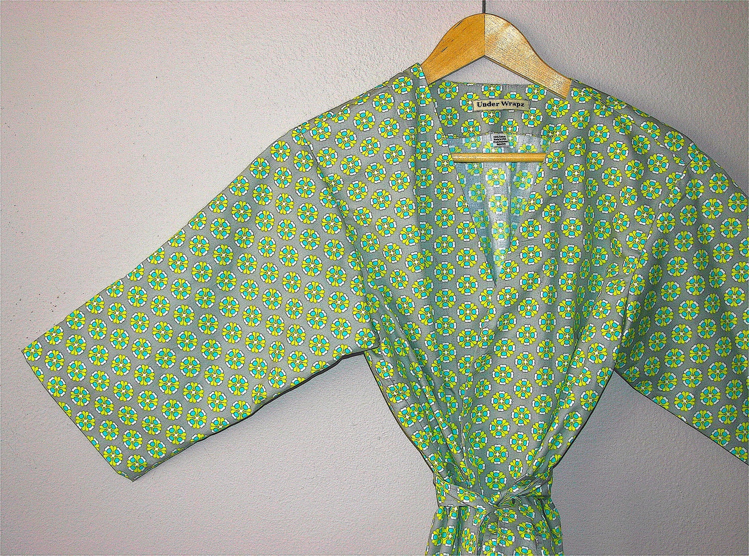 Womens Kimono Robe. Bridesmaid Gift. Bathrobe.  Robe.  A la Mode.  Knee Length.