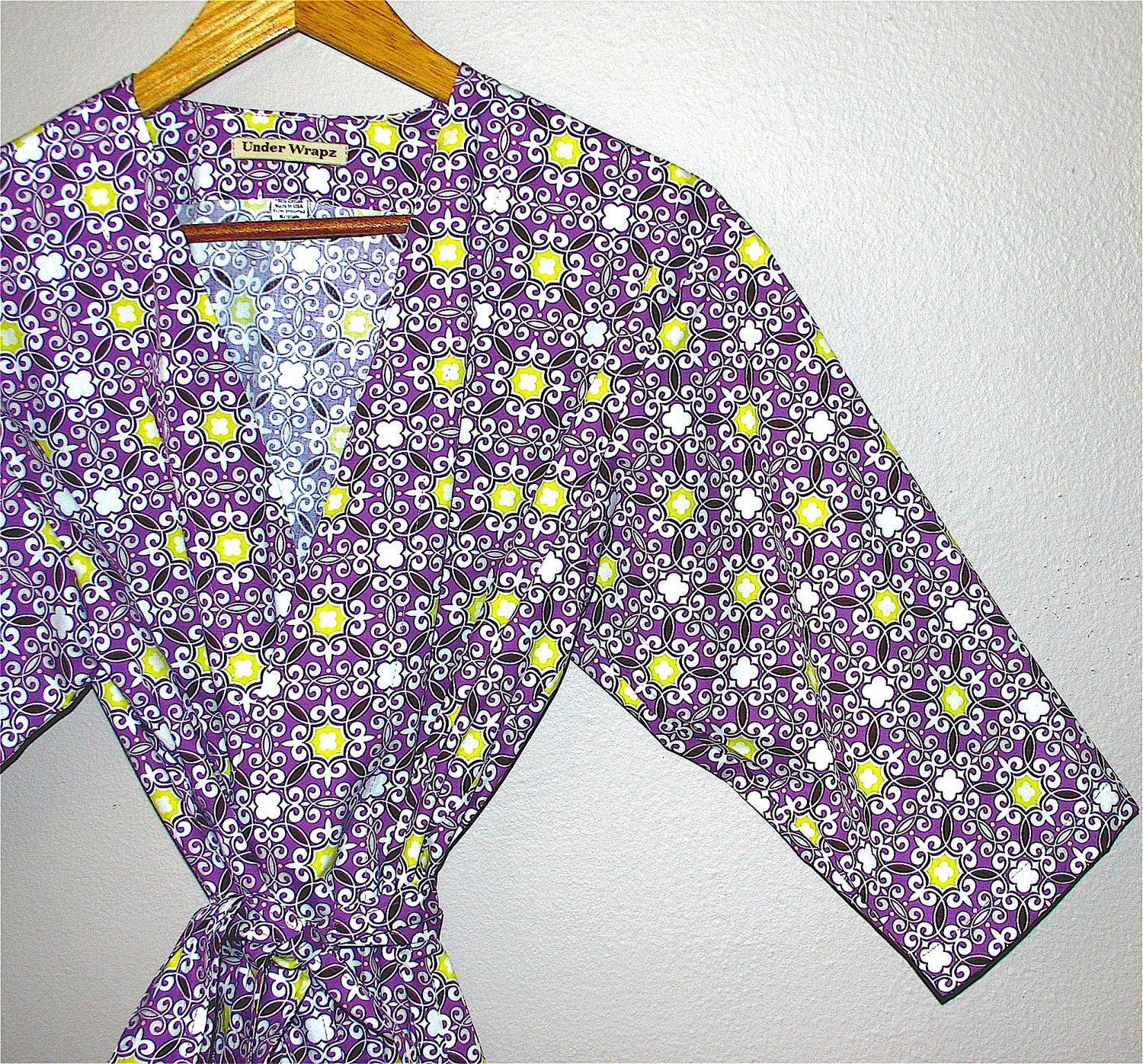 Womens Kimono Robe. Dressing Gown. Wrap. Bathrobe.  Bridesmaid Robe.  Knee Length. Romantic.