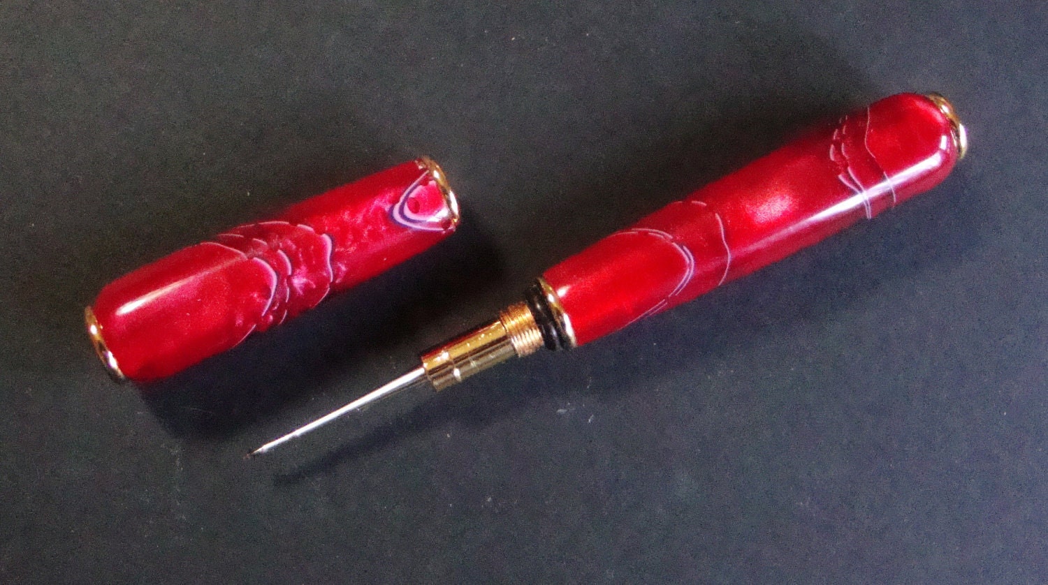 Tatting Hook in Scarlet Mesh with Case
