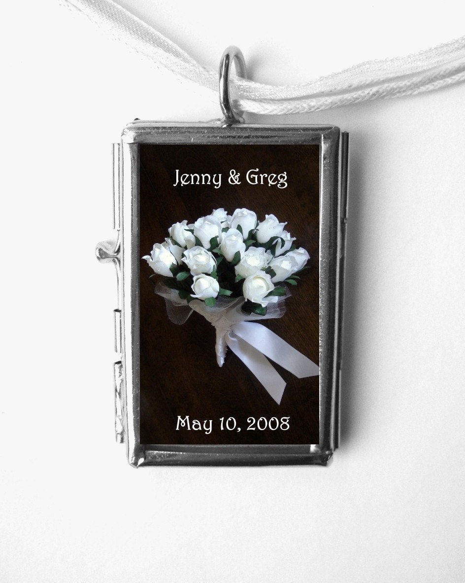 Bridal Bouquet Jewelry WEDDING LOCKET, KEEPSAKE Photo Locket Necklace , Personalized, Reversible, Bridal Party Gift, Wedding Favor