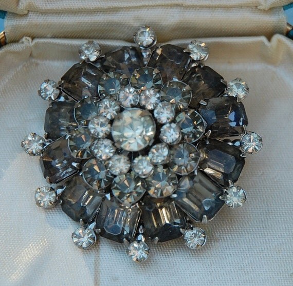 Vintage green domed rhinestone brooch VJSE