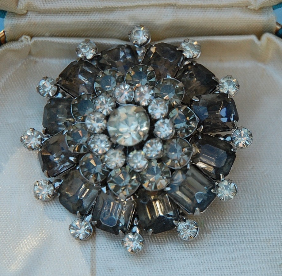 Vintage green domed rhinestone brooch VJSE