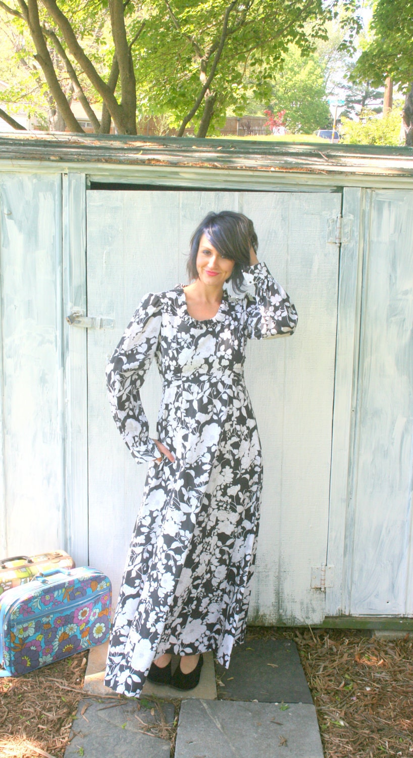 60s BLACK and WHITE Floral Long Sleeved Maxi Dress....size small to medium.....fancy. retro. ruffles. floral print. mod. midcentury
