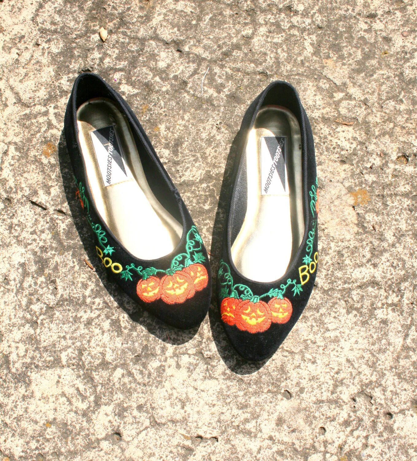 RESERVED/// 80s Pumpkin MOOTSIES TOOTSIES Flats.....size 7 1/2...holiday. black. 80s flats. shoes. halloween. october. pumpkin. boo.