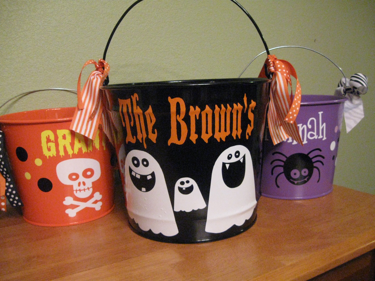 Halloween bucket: Personalized halloween trick or treat 10 quart metal bucket, black with family of ghosts name for passing out candy