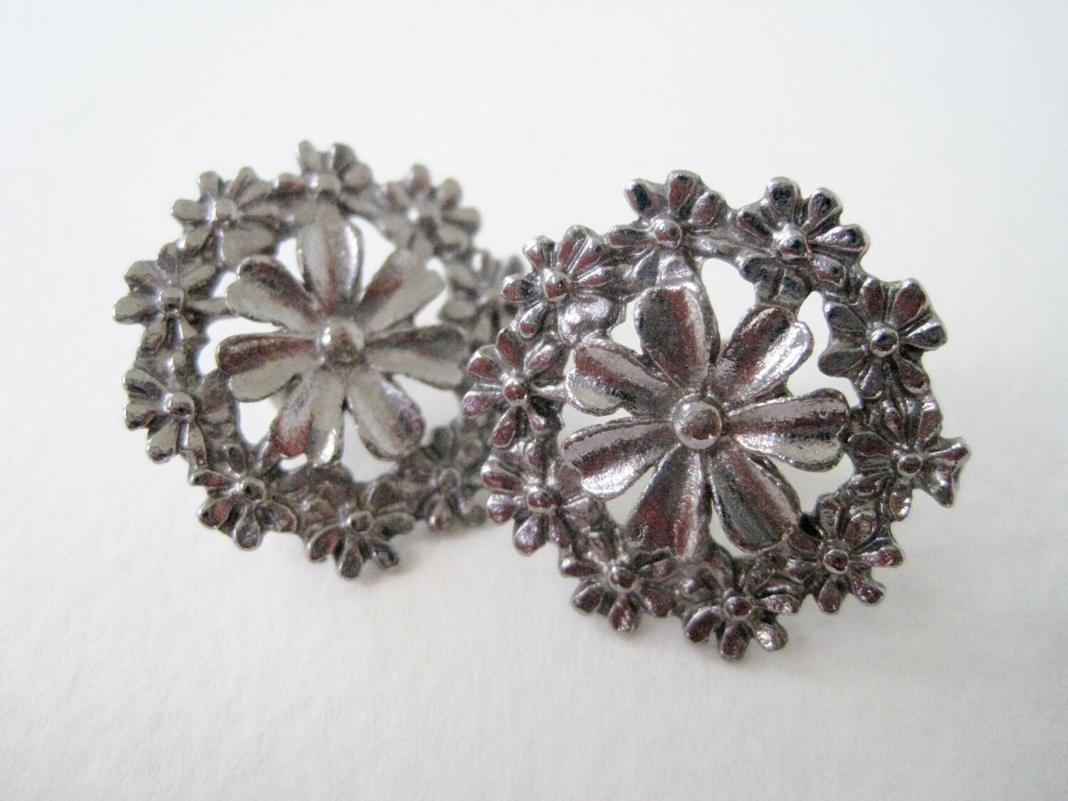 SALE 25 PERCENT OFF Vintage Cottage Chic Art Nouveau Silver Flower Earrings