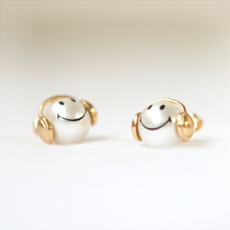 Happy smiley pearl earrings