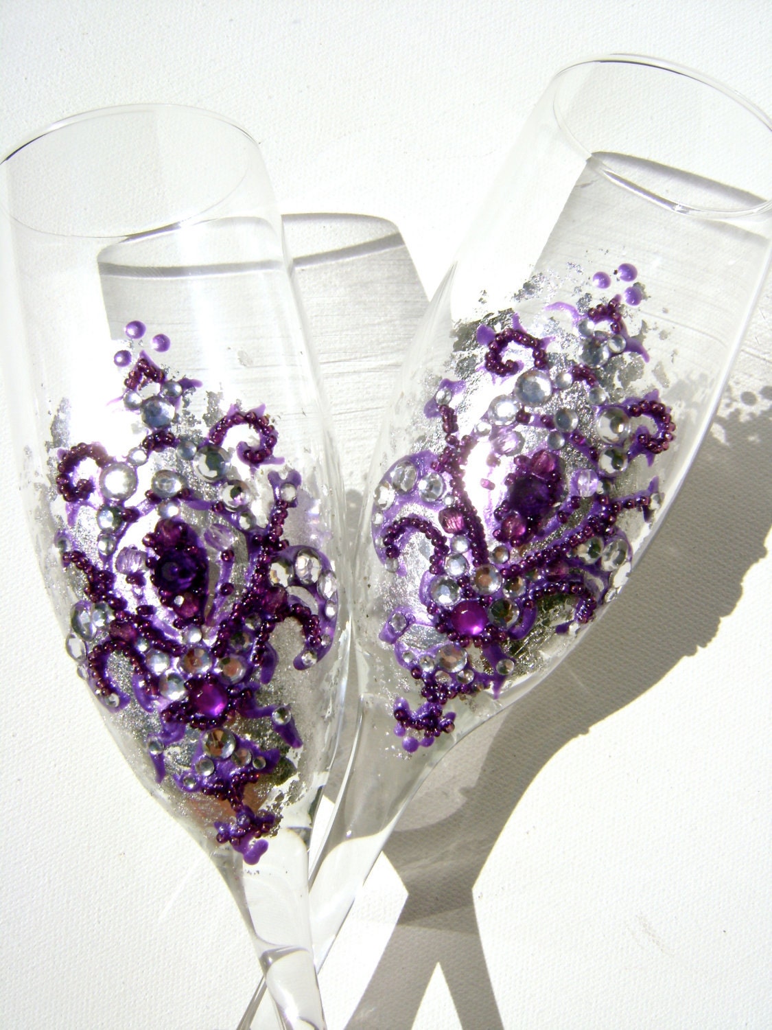 Wedding toasting flutes, hand decorated with purple fleur de lis on a silver metal leaves background - PureBeautyArt
