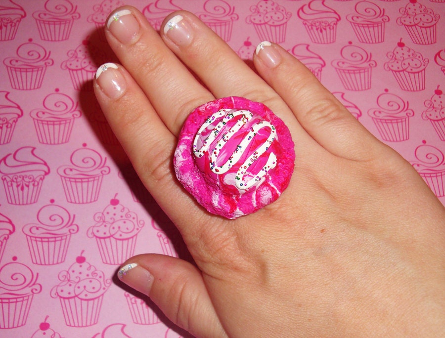 Strawberry Vanilla Red Velvet White Chocolate Sauce Giant Ice Cream Scoop Ring