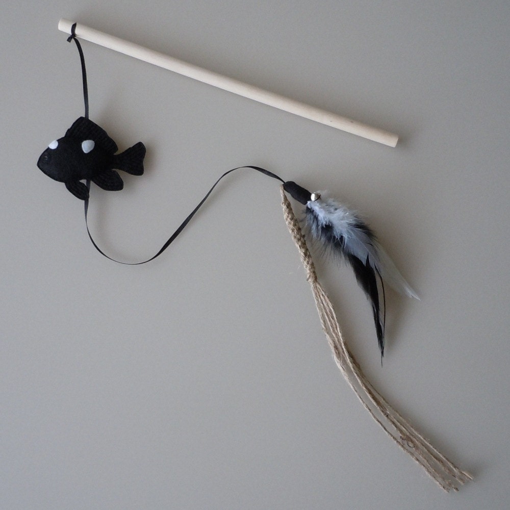 Wand Cat Toy Hawaiian Dascyllus Felt Fish with Feathers and Knotted Jute
