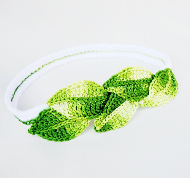 Crocheted baby headband in white and green, newborn fashion, READY TO SHIP