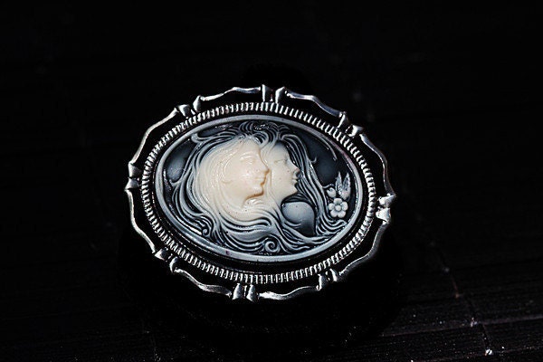 Black and white cameo pin