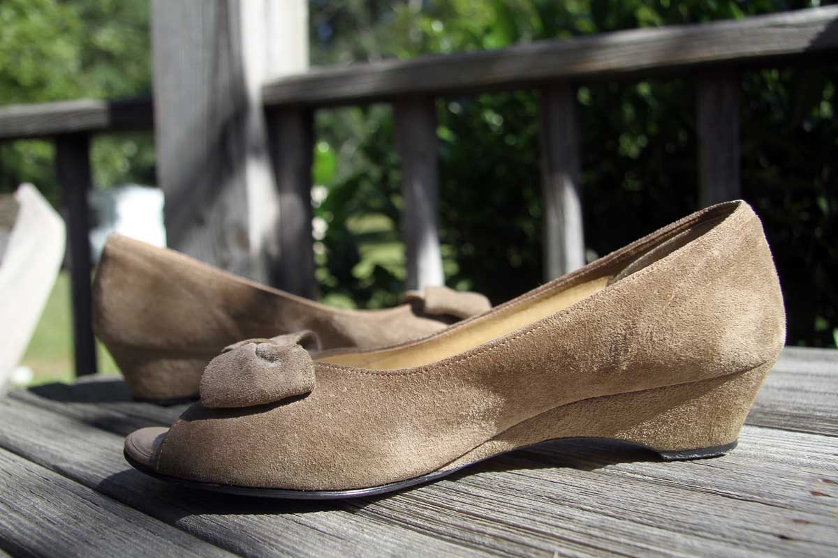 Tan open-toe suede wedges. Bow front. 5.5.