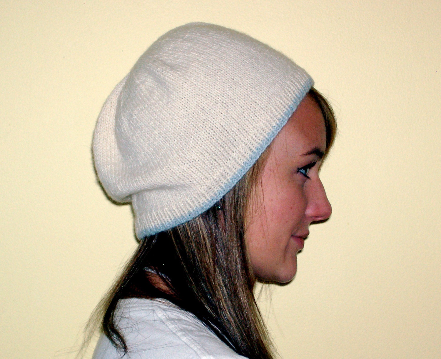 Knitted cream cashmere beanie with blue band