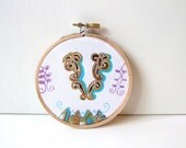 embroidery hoop letter V baban cat