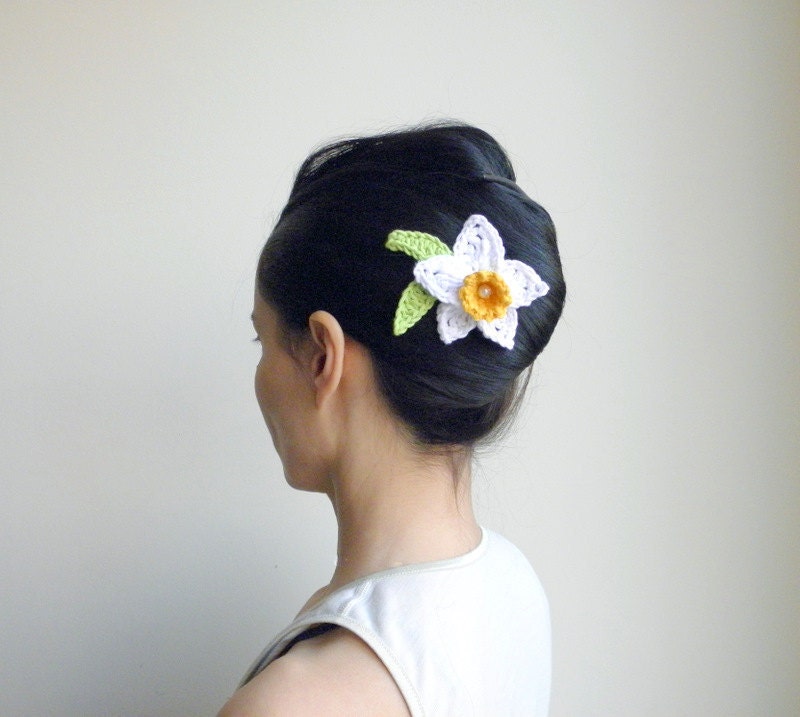 PDF crochet pattern - Daffodil brooch hairpin bridal accessory - DIY tutorial - Quick and easy white yellow green
