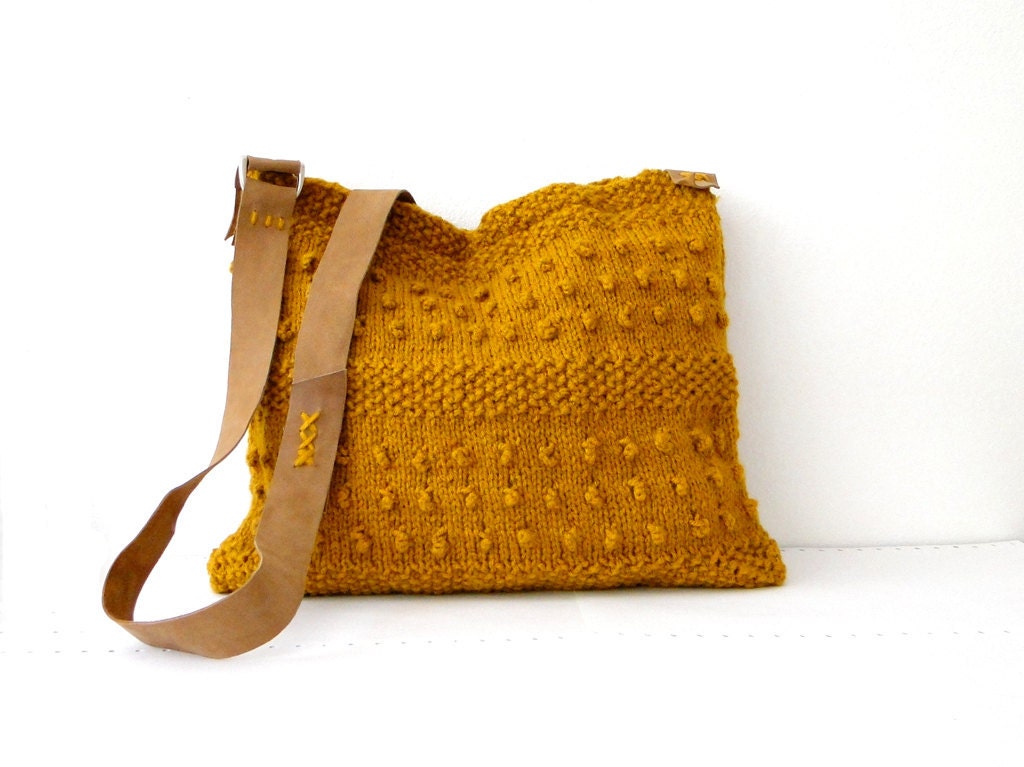 Knitted messenger bag dark mushtard